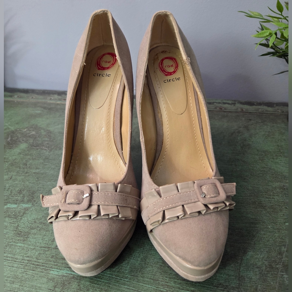 Red Circle Women's Tan Heels